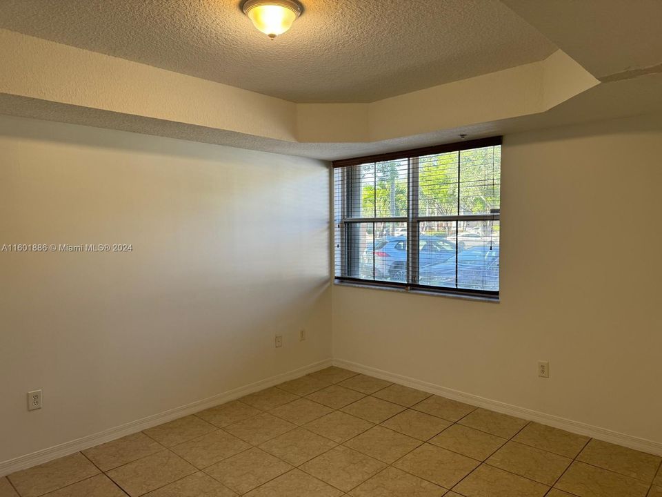 Active With Contract: $2,750 (3 beds, 2 baths, 1271 Square Feet)