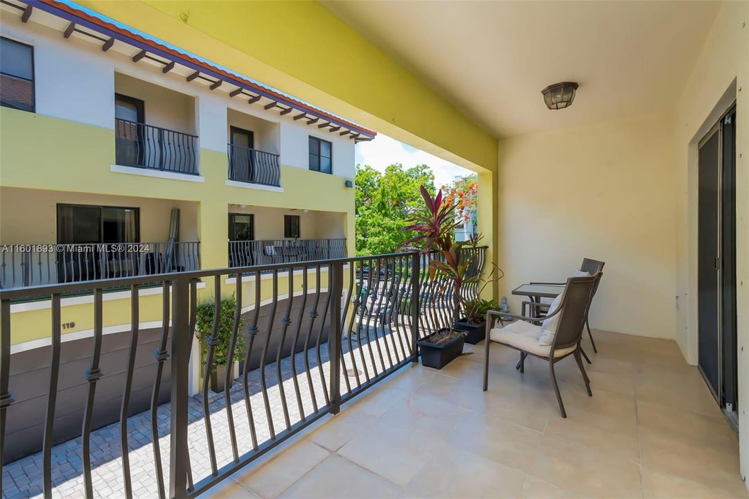 Active With Contract: $940,000 (3 beds, 2 baths, 1425 Square Feet)