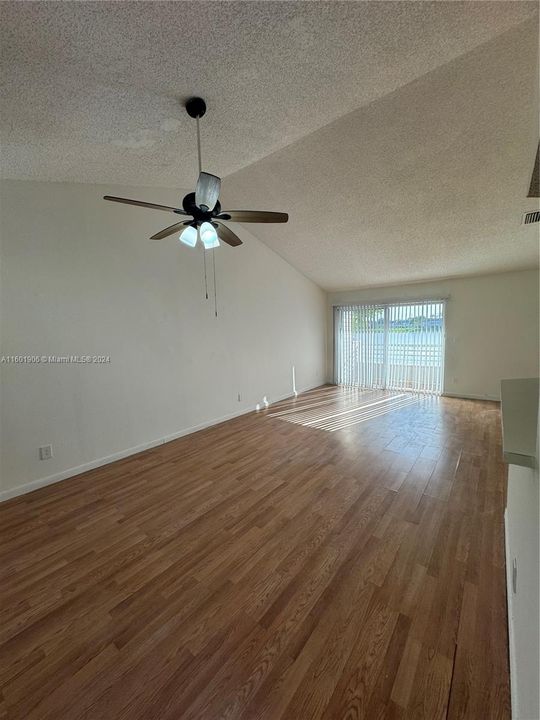 Recently Rented: $1,700 (1 beds, 1 baths, 872 Square Feet)