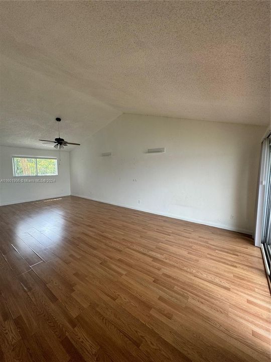 Recently Rented: $1,700 (1 beds, 1 baths, 872 Square Feet)