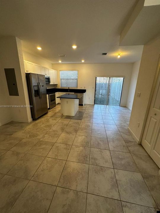 Active With Contract: $2,600 (3 beds, 3 baths, 1326 Square Feet)