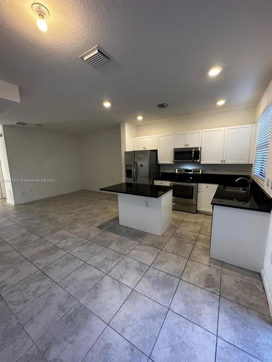 Active With Contract: $2,600 (3 beds, 3 baths, 1326 Square Feet)