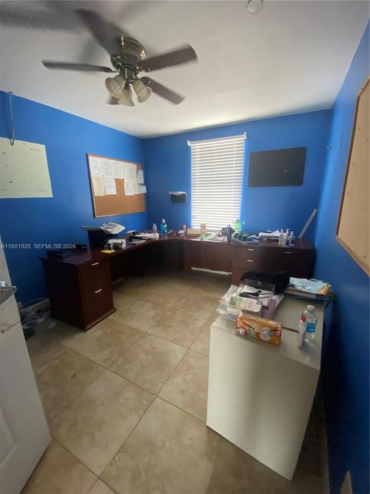 Office/Bedroom-can be used as an office