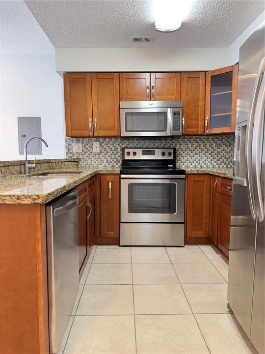 For Rent: $2,200 (2 beds, 2 baths, 858 Square Feet)