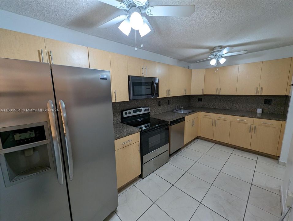 For Sale: $230,000 (1 beds, 1 baths, 672 Square Feet)