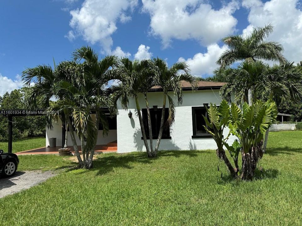 For Sale: $999,999 (3 beds, 2 baths, 575 Square Feet)