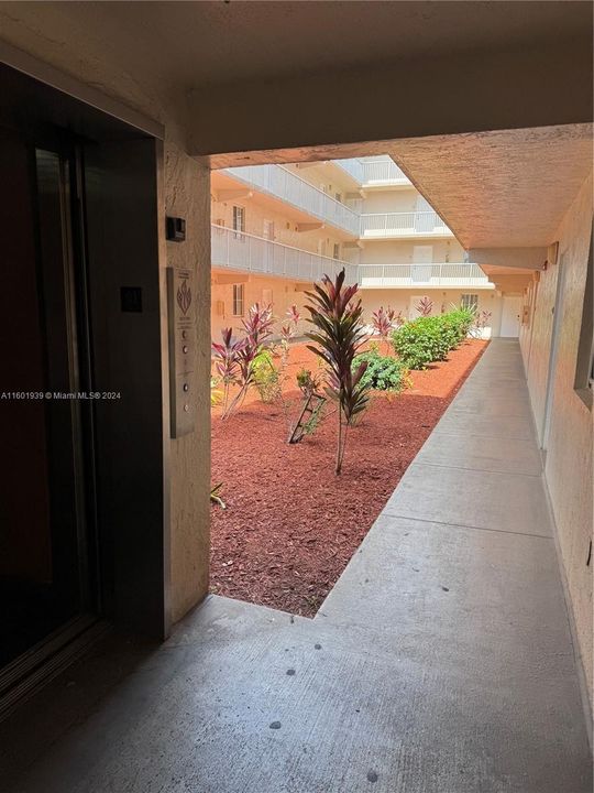 Active With Contract: $1,900 (1 beds, 1 baths, 749 Square Feet)