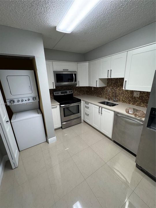 Active With Contract: $1,900 (1 beds, 1 baths, 749 Square Feet)