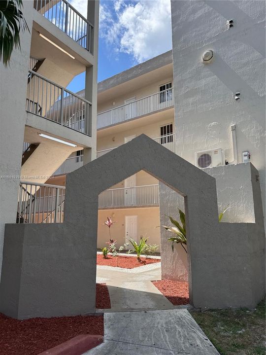 Active With Contract: $1,900 (1 beds, 1 baths, 749 Square Feet)