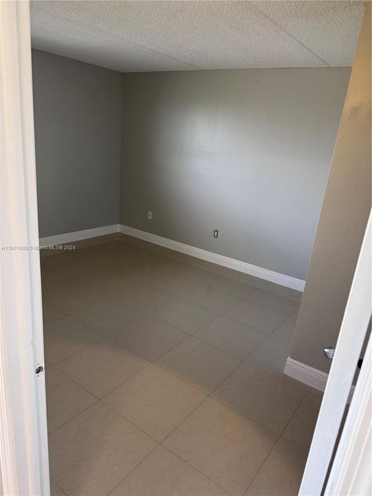 Active With Contract: $1,900 (1 beds, 1 baths, 749 Square Feet)