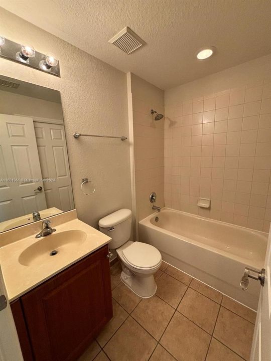 出租: $2,400 (3 贝兹, 3 浴室, 1394 平方英尺)