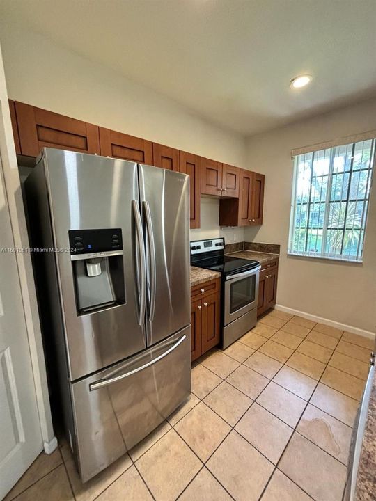 Active With Contract: $2,150 (3 beds, 3 baths, 1394 Square Feet)