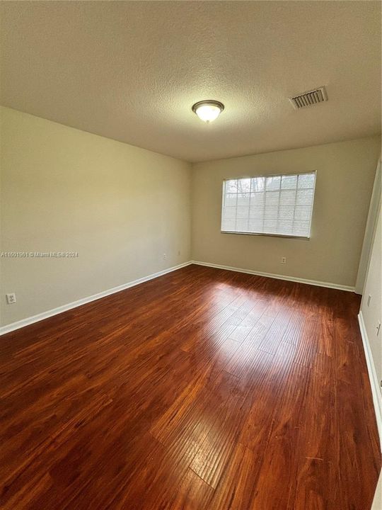 For Rent: $2,400 (3 beds, 3 baths, 1394 Square Feet)