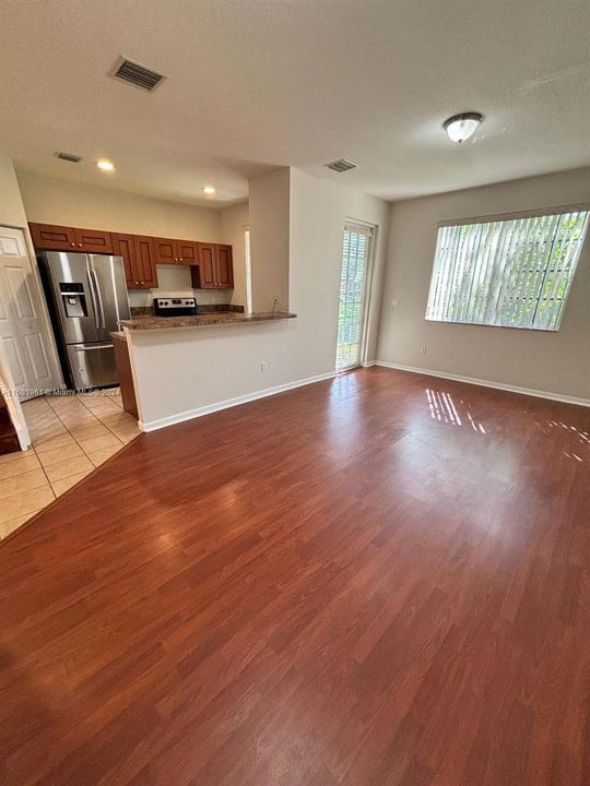 For Rent: $2,400 (3 beds, 3 baths, 1394 Square Feet)