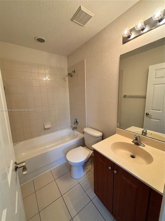 For Rent: $2,400 (3 beds, 3 baths, 1394 Square Feet)