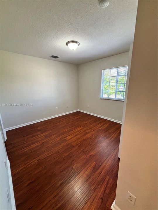 For Rent: $2,400 (3 beds, 3 baths, 1394 Square Feet)