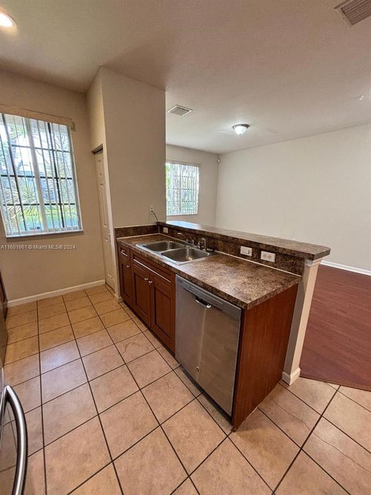 For Rent: $2,400 (3 beds, 3 baths, 1394 Square Feet)