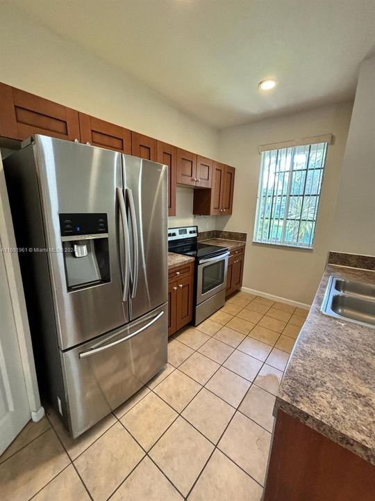 Active With Contract: $2,150 (3 beds, 3 baths, 1394 Square Feet)