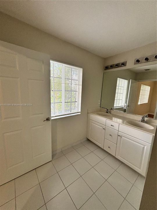 For Rent: $2,400 (3 beds, 3 baths, 1394 Square Feet)