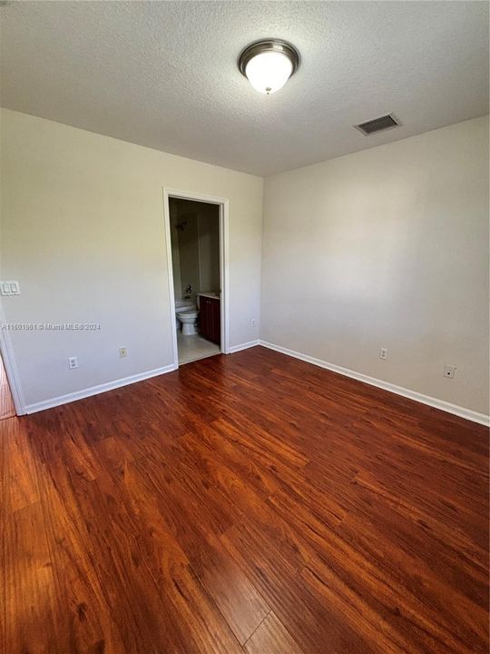 For Rent: $2,400 (3 beds, 3 baths, 1394 Square Feet)