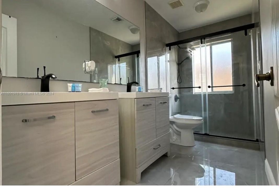 Activo con contrato: $849,900 (6 camas, 4 baños, 3572 Pies cuadrados)