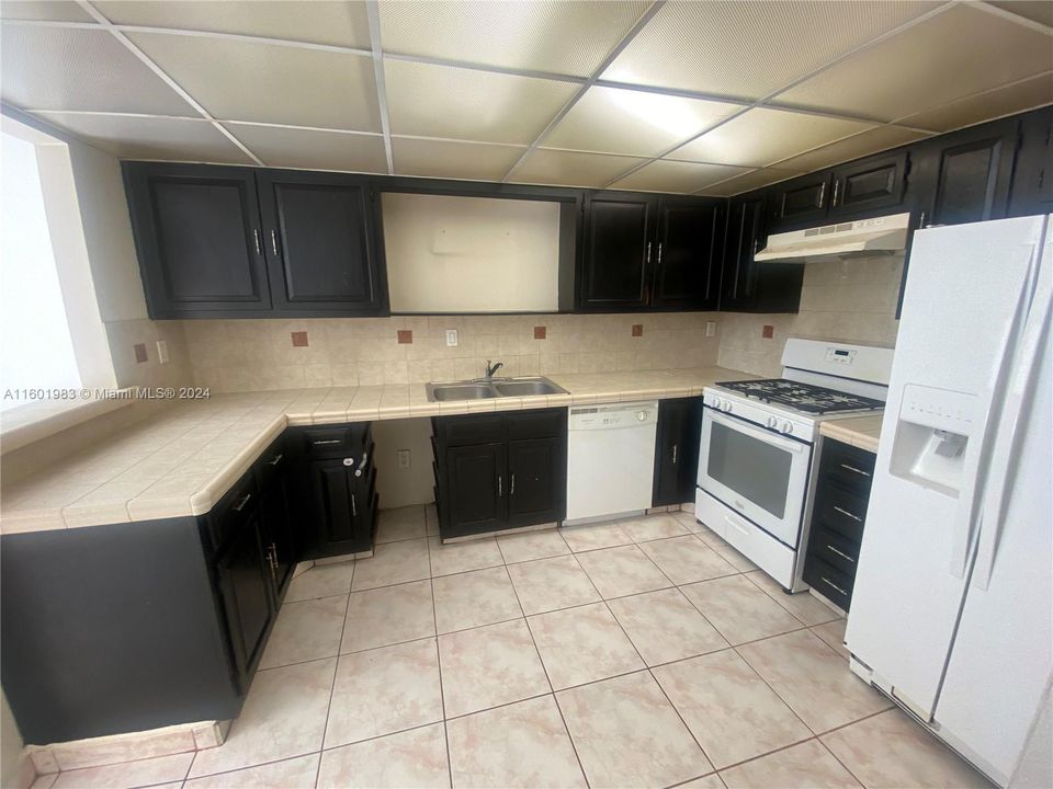 For Sale: $370,000 (2 beds, 2 baths, 1310 Square Feet)