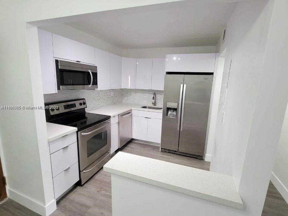 For Sale: $325,000 (2 beds, 2 baths, 1030 Square Feet)