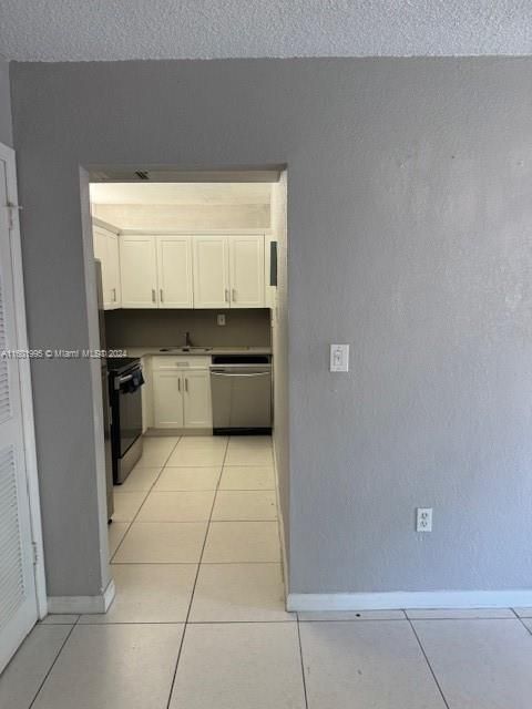 Active With Contract: $1,750 (1 beds, 1 baths, 660 Square Feet)