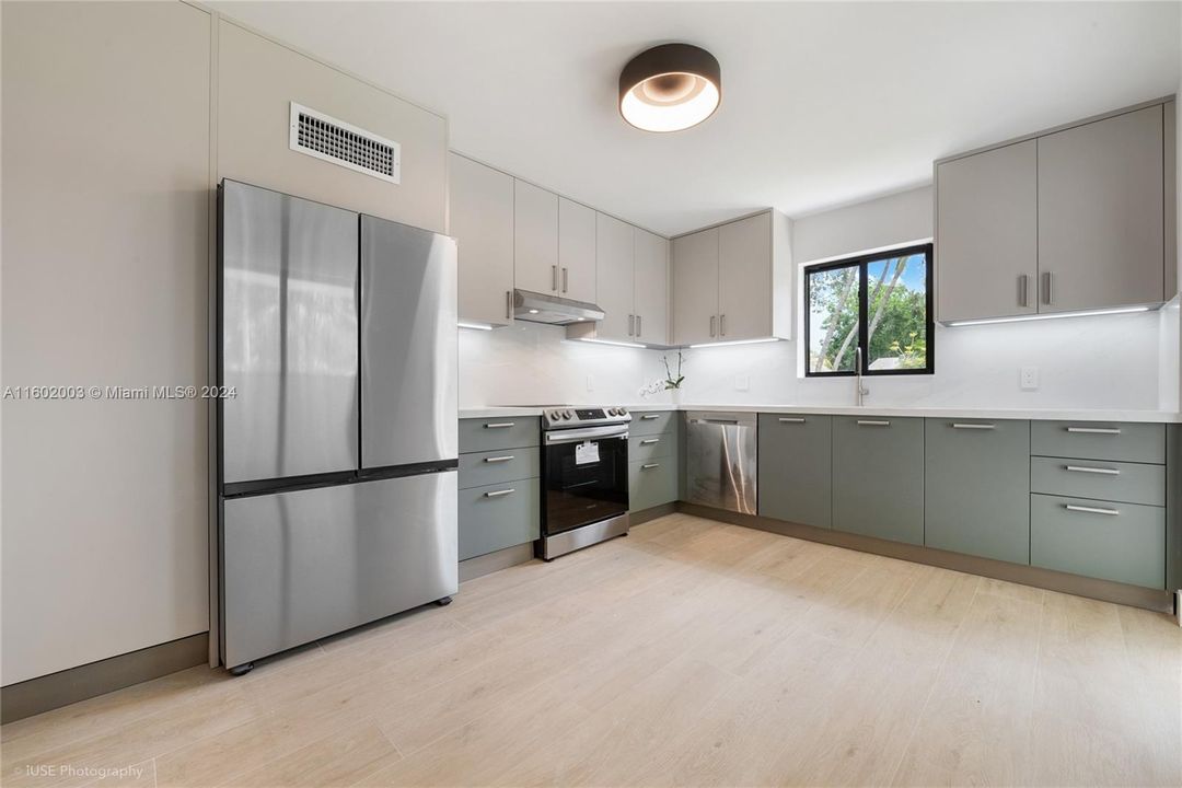 Walking distance to Coral Gables and UM on quiet, treelined street