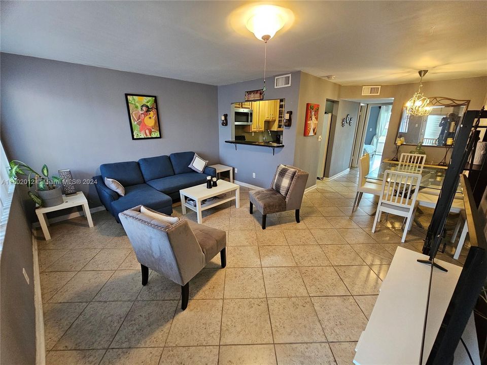 For Sale: $129,900 (1 beds, 1 baths, 590 Square Feet)