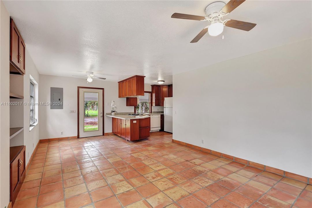 Recently Sold: $425,000 (1 beds, 1 baths, 728 Square Feet)