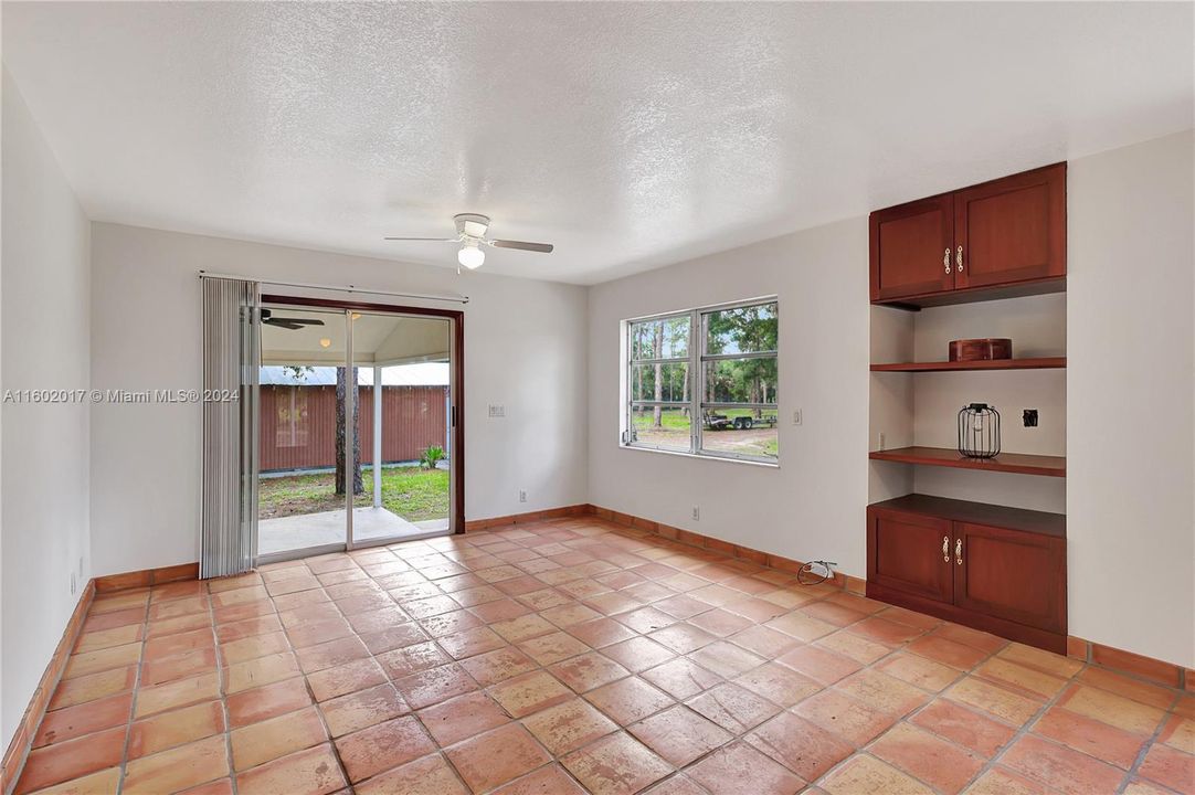 Recently Sold: $425,000 (1 beds, 1 baths, 728 Square Feet)