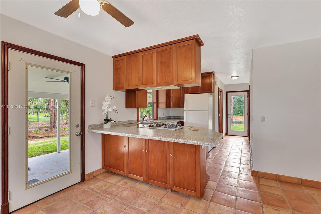 Recently Sold: $425,000 (1 beds, 1 baths, 728 Square Feet)