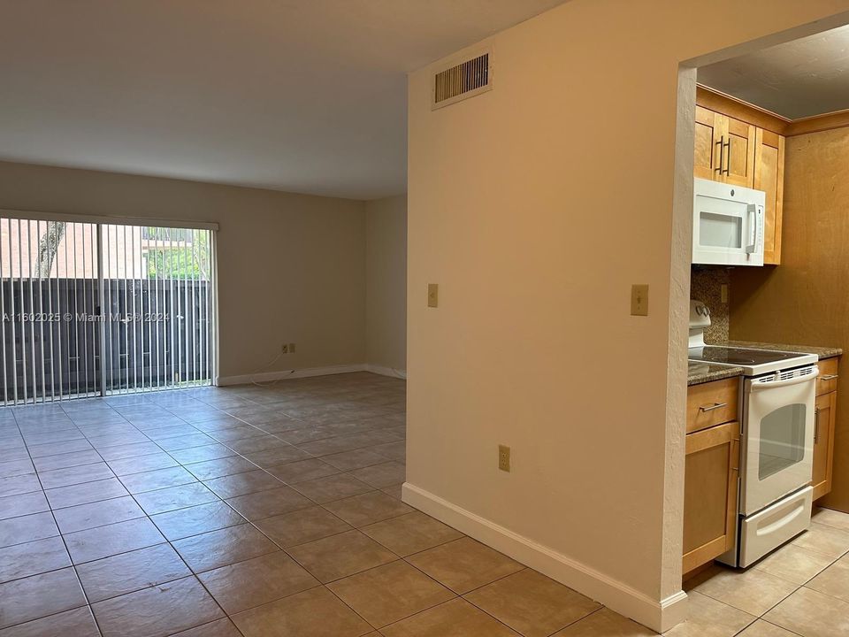 For Sale: $280,000 (2 beds, 1 baths, 840 Square Feet)