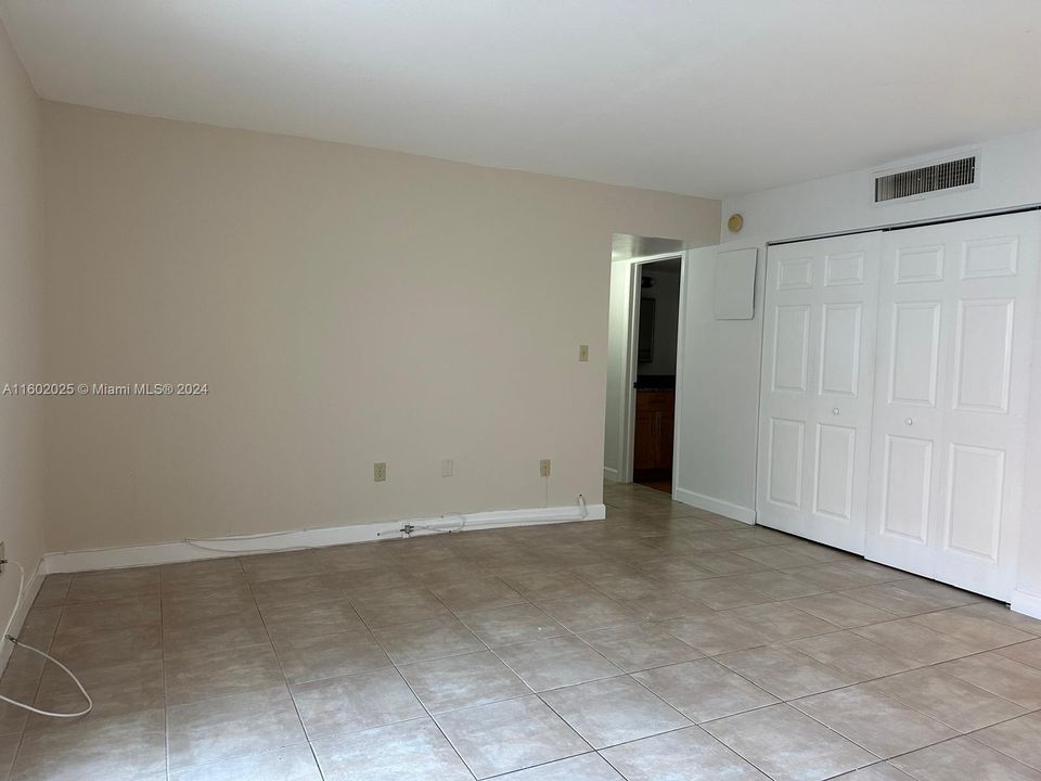 For Sale: $264,000 (2 beds, 1 baths, 840 Square Feet)