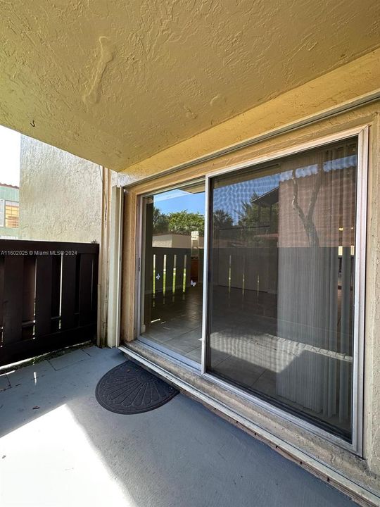 For Sale: $264,000 (2 beds, 1 baths, 840 Square Feet)