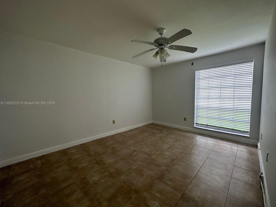 For Sale: $280,000 (2 beds, 1 baths, 840 Square Feet)