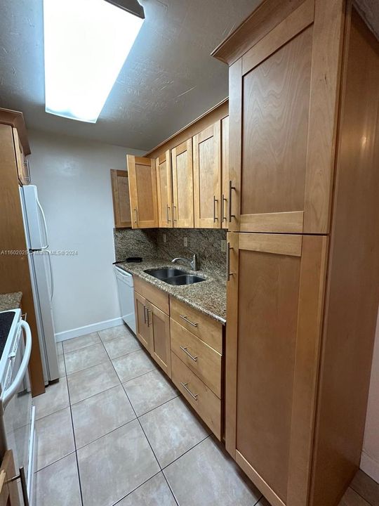 For Sale: $264,000 (2 beds, 1 baths, 840 Square Feet)