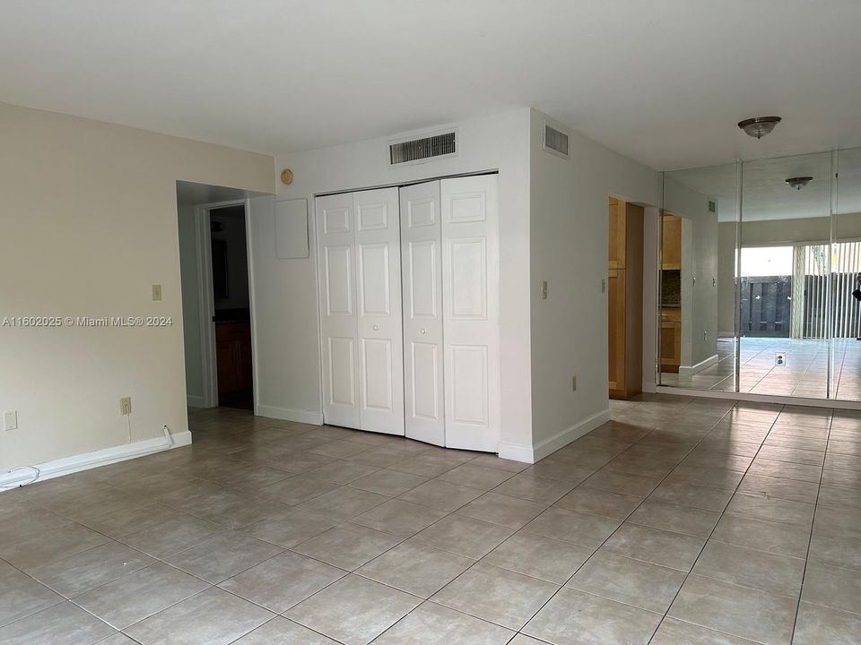 For Sale: $264,000 (2 beds, 1 baths, 840 Square Feet)