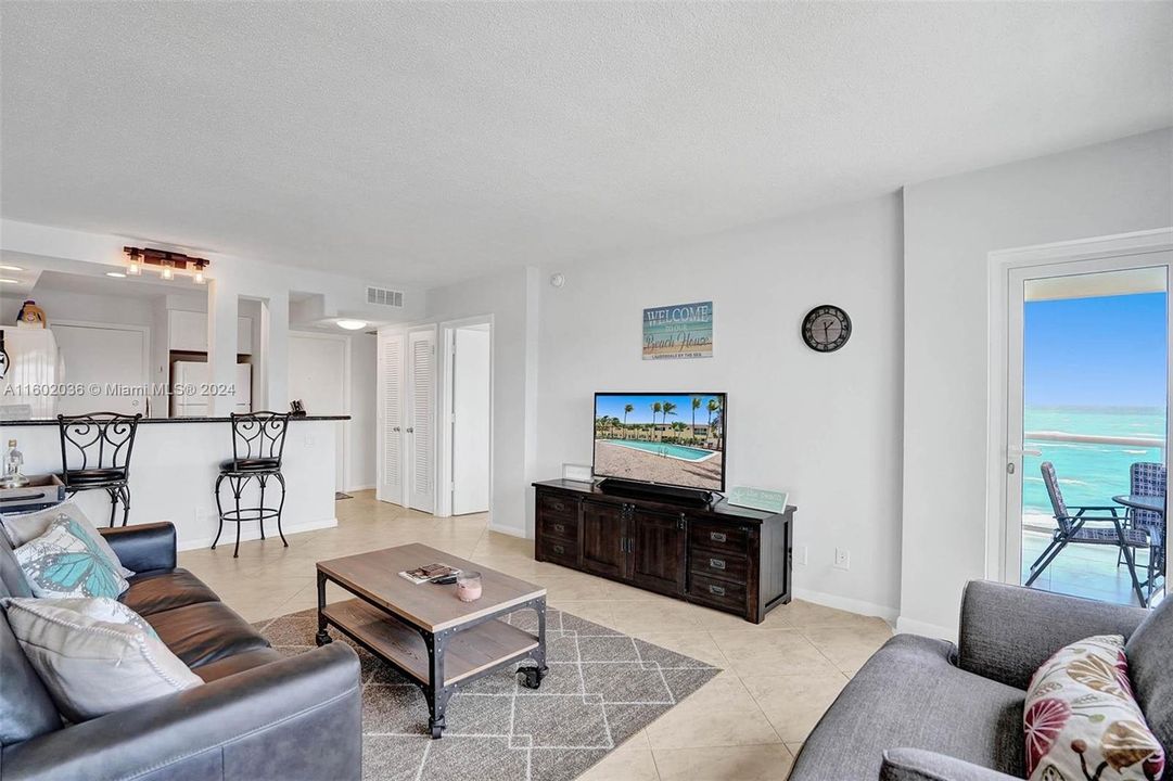 Active With Contract: $2,700 (1 beds, 1 baths, 686 Square Feet)