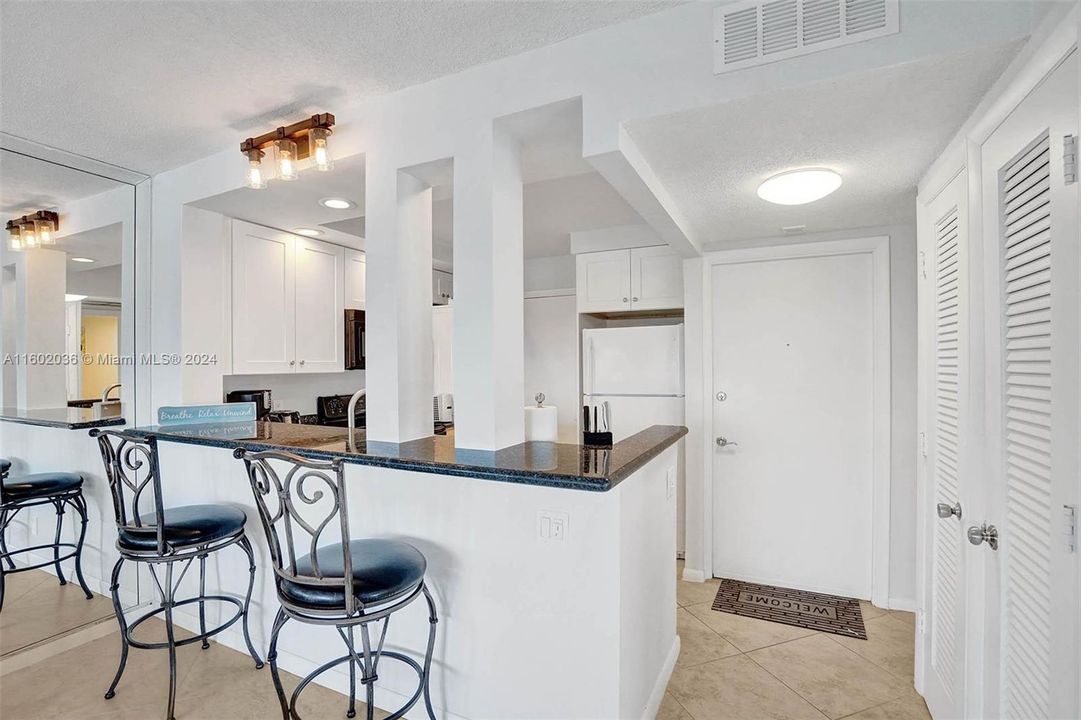 Active With Contract: $2,700 (1 beds, 1 baths, 686 Square Feet)