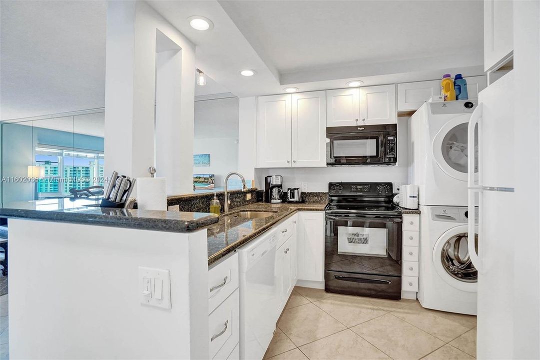 Active With Contract: $2,700 (1 beds, 1 baths, 686 Square Feet)