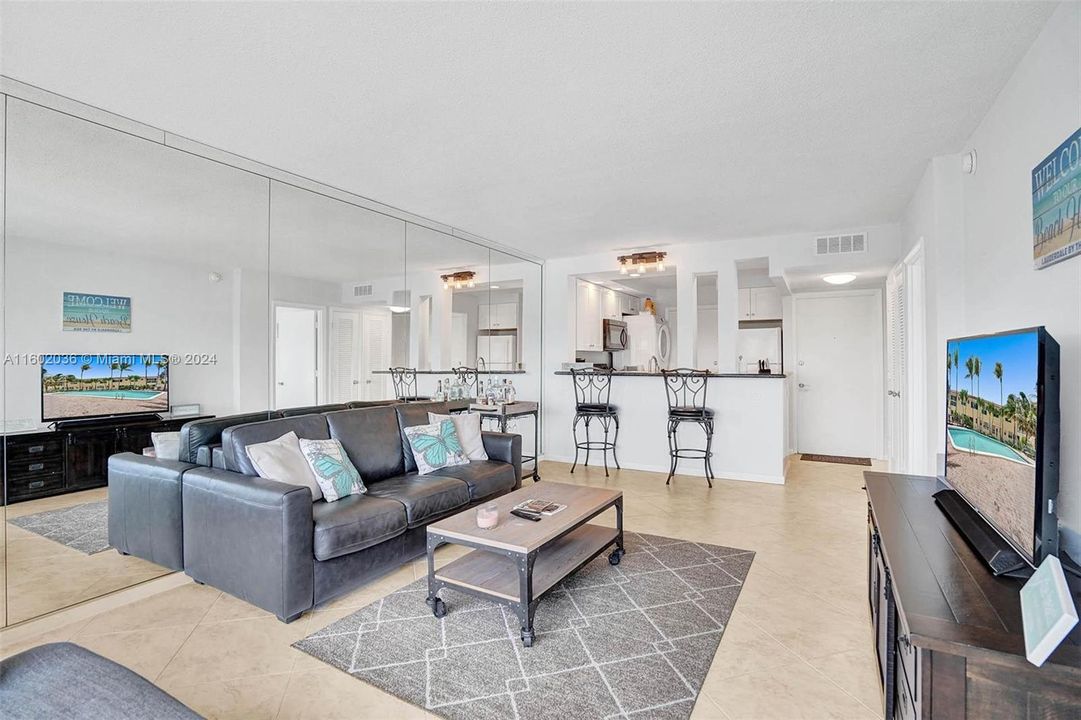 Active With Contract: $2,700 (1 beds, 1 baths, 686 Square Feet)