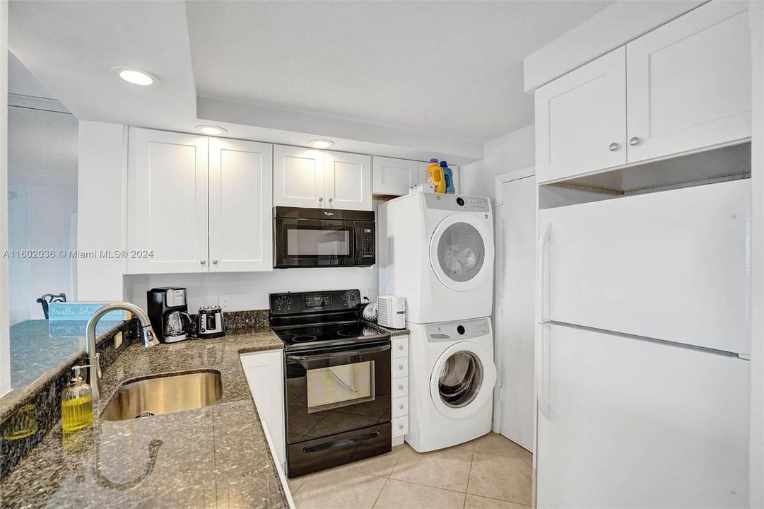 Active With Contract: $2,700 (1 beds, 1 baths, 686 Square Feet)