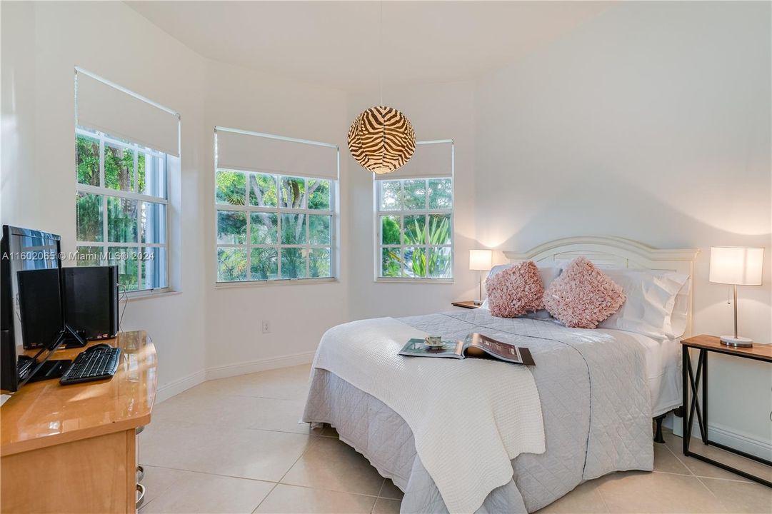 Active With Contract: $800,000 (4 beds, 3 baths, 2481 Square Feet)