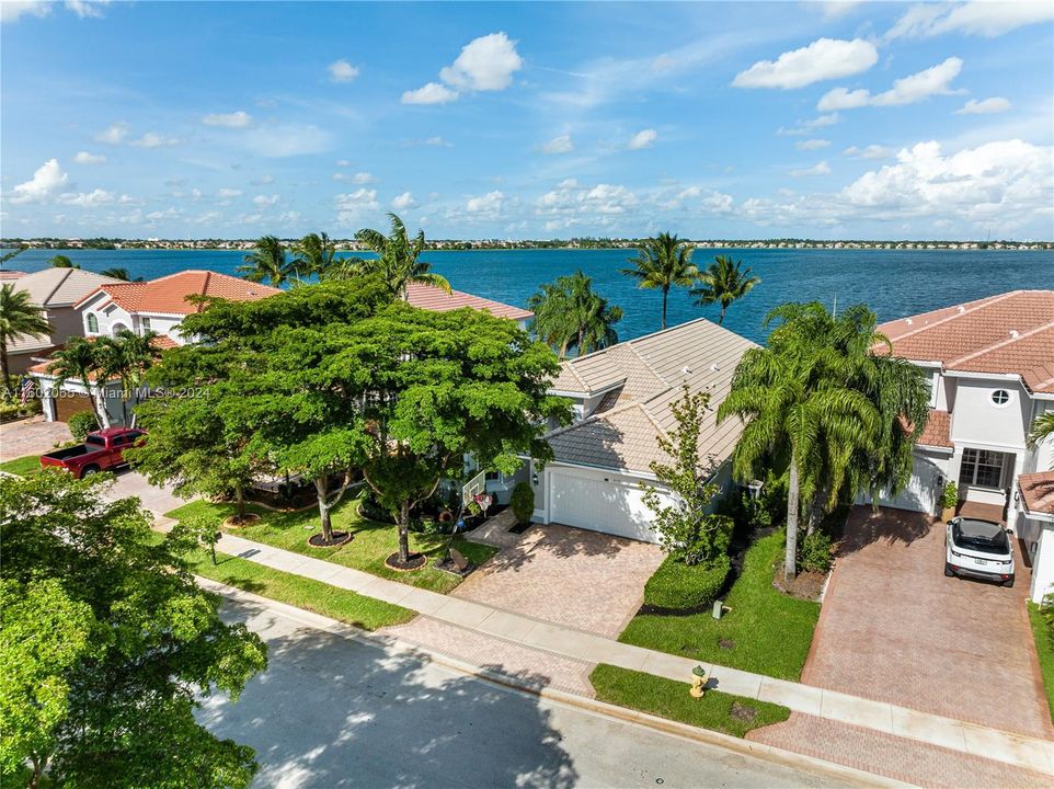 Active With Contract: $800,000 (4 beds, 3 baths, 2481 Square Feet)