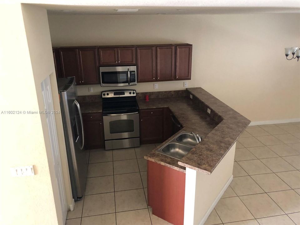 Active With Contract: $3,100 (3 beds, 2 baths, 2018 Square Feet)