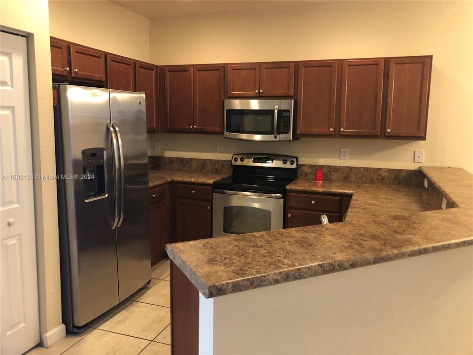 Active With Contract: $3,100 (3 beds, 2 baths, 2018 Square Feet)