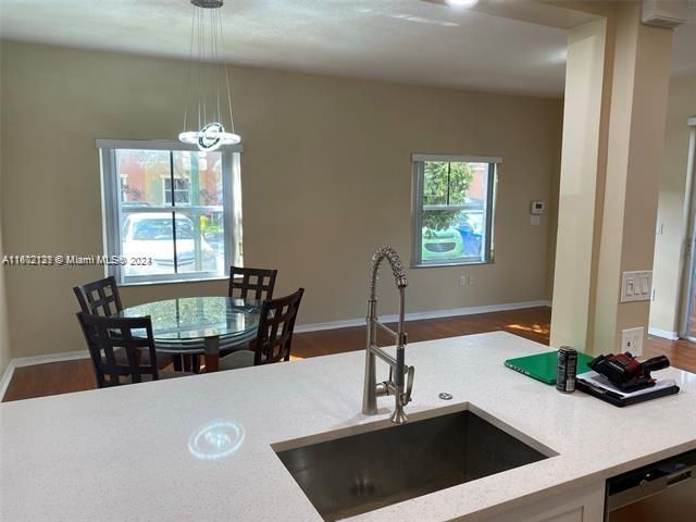 Recently Sold: $399,000 (3 beds, 2 baths, 1396 Square Feet)