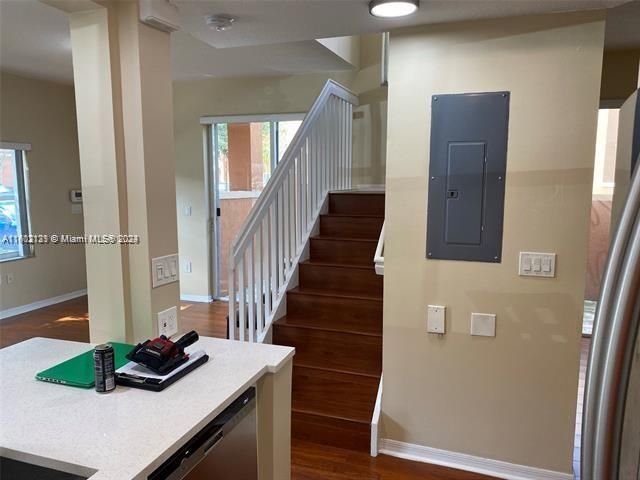 Recently Sold: $399,000 (3 beds, 2 baths, 1396 Square Feet)